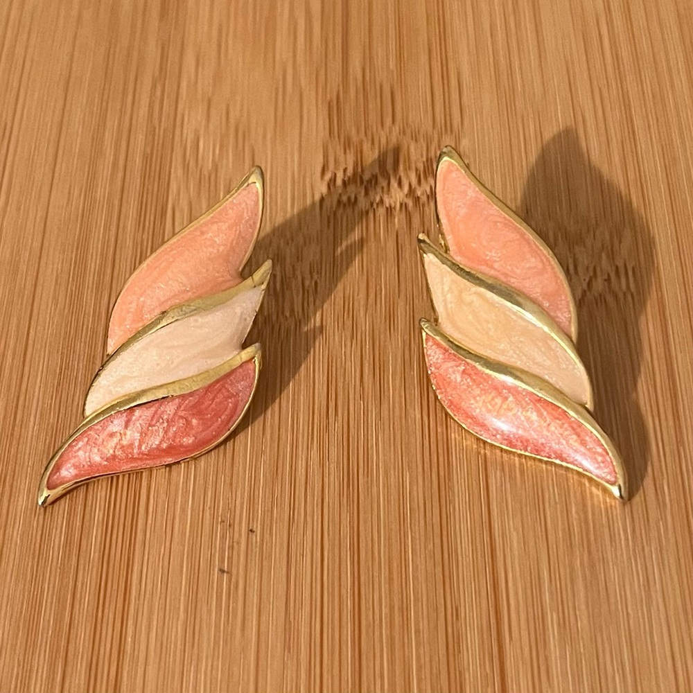 ☀️5for$25 Gorgeous Vintage 3-toned pink and gold shimmer bird wing stud earrings